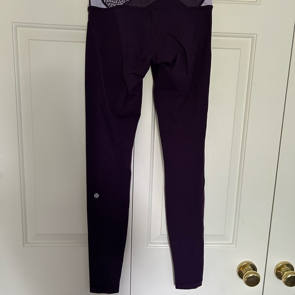 SIZE 6 LULULEMON PURPLE REVERSIBLE LEGGINGS - Picture 2 of 5